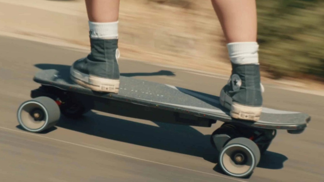 Electric Skateboarding in Colleges: A Sustainable Campus Transportation Solution